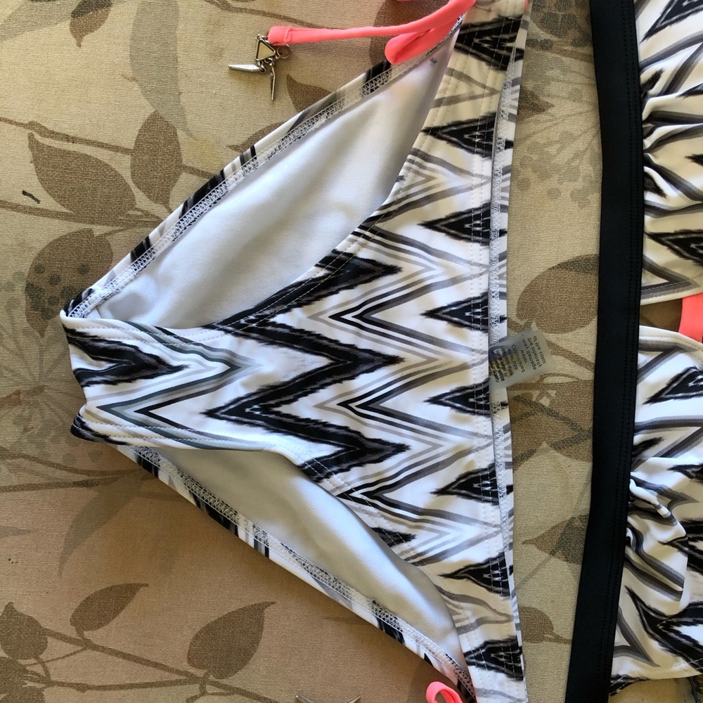 Bikini - Picture 2 of 4